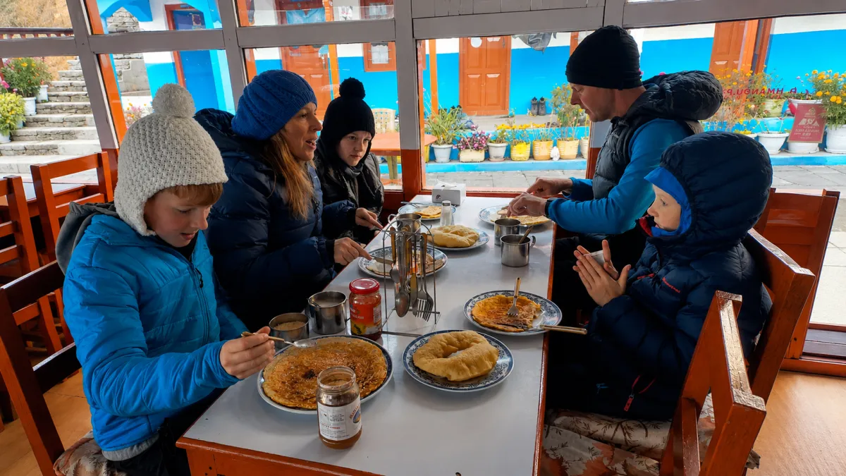 having-breakfast-at-lodge